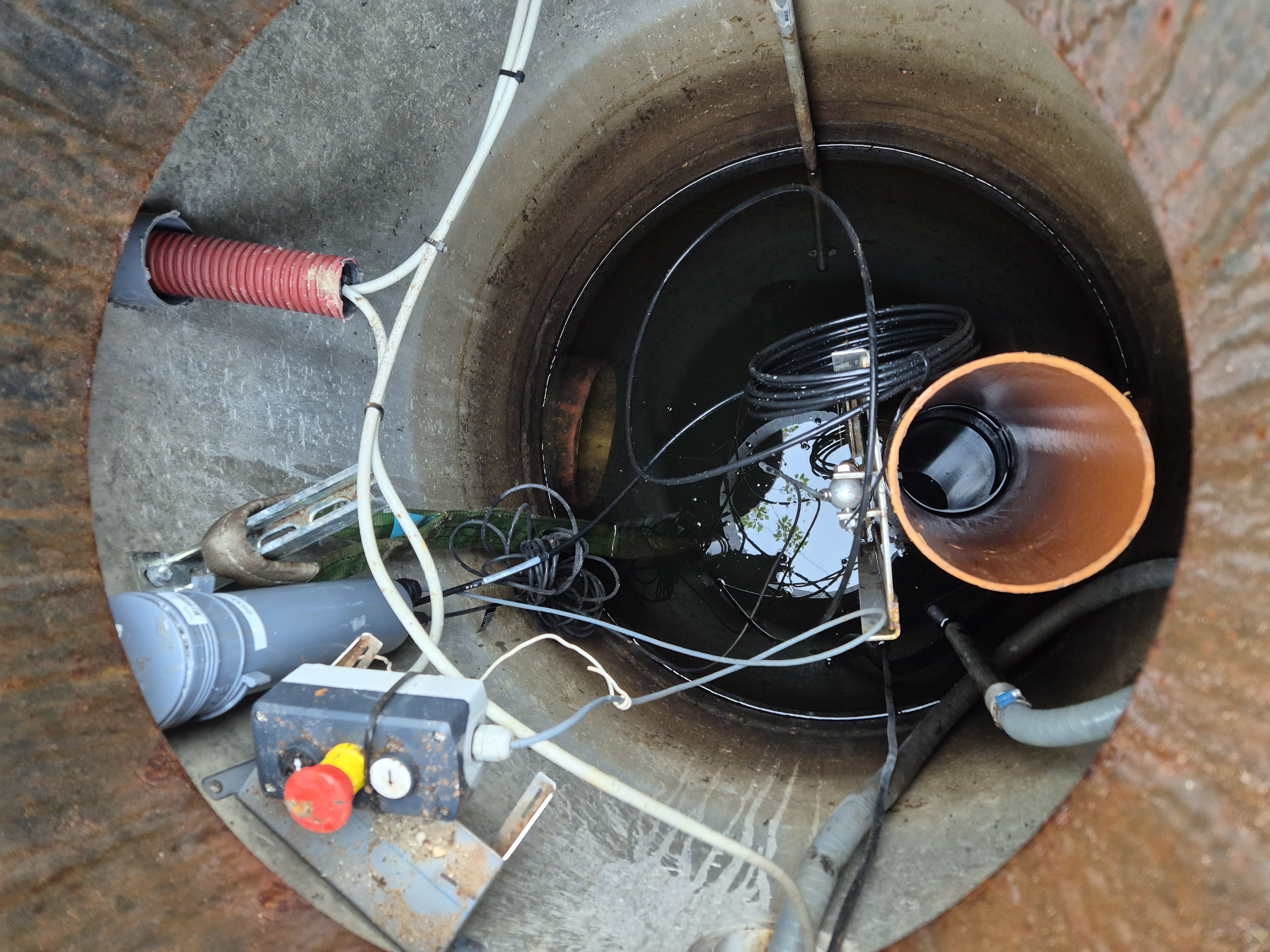 Udstyr på toppen af regnvandsbassinet